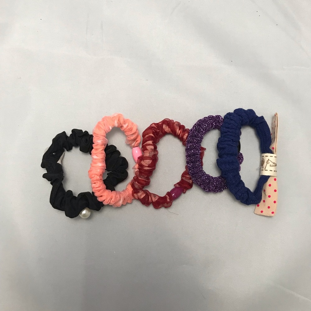 Pack of 5 hair ties scrunchies NWOT